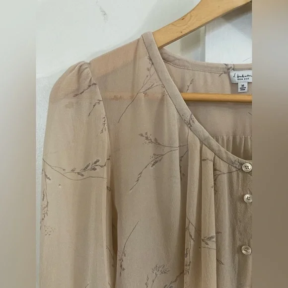 ARITZIA T. Babaton 100% silk floral sheer button down blouse cardigan - Picture 6 of 8